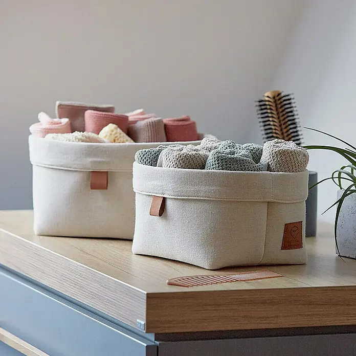 Store It Premium Bad-Aufbewahrungskorb - 22 x 18 x 16 cm, Baumwolle, Beige - Zwei Stoffkörbe in verschiedenen Größen stehen auf einer Kommode und bieten Stauraum für Handtücher und andere Badutensilien.