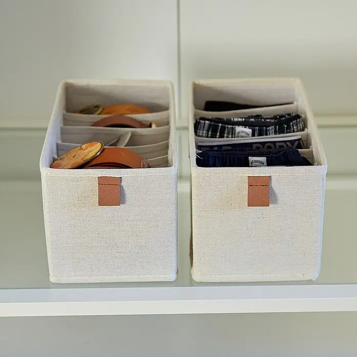 Store It Premium Bad-Aufbewahrungskorb - 30 x 15 x 15 cm, Naturfaser, Beige - Zwei Stoffaufbewahrungsboxen mit Fächern, eine mit Gürteln und eine mit Unterwäsche, auf einem weißen Regal für organisierte Aufbewahrung.