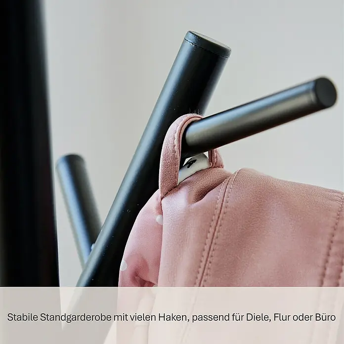 Garderobenständer Loft - Ø x H: 30 x 170 cm, Anzahl Haken: 15, Schwarz - Nahaufnahme einer schwarzen Standgarderobe mit Haken und einer hellrosa Jacke. Die Garderobe eignet sich für Diele, Flur oder Büro.