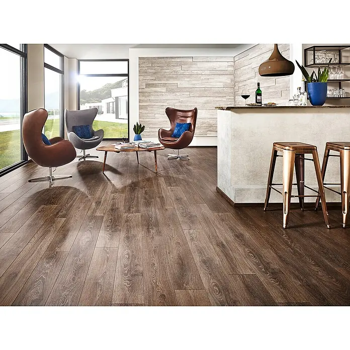 LOGOCLIC Ambienta Laminat - Eiche Oriolo, Landhausdiele, 1.288 x 195 x 10 mm - Elegantes Wohnzimmer mit Laminatboden in dunkler Holzoptik, das eine warme und einladende Atmosphäre schafft.