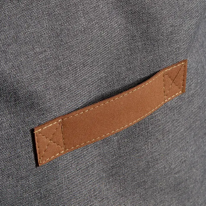 Store It Premium Wäschekorb - L x B x H: 35 x 35 x 58 cm, Grau - Nahaufnahme einer grauen Stoffschürze mit einer aufgenähten braunen Lederschlaufe.