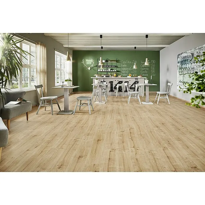 LOGOCLIC Ambienta Laminat - Eiche Napoli, Landhausdiele, 1.288 x 195 x 10 mm - Einladender Raum mit hellem Holzboden, der Wärme und natürliche Schönheit in den Raum bringt. Perfekt für gemütliche Stunden.
