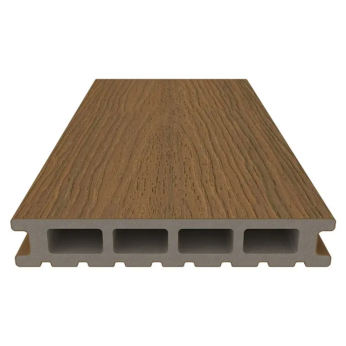 b!design WPC-Terrassendiele - 300 x 14,5 x 2,5 cm, Teak - Nahaufnahme einer braunen Terrassendiele aus Verbundmaterial mit Holzmaserung und hohlen Kammern für Stabilität und Belüftung.