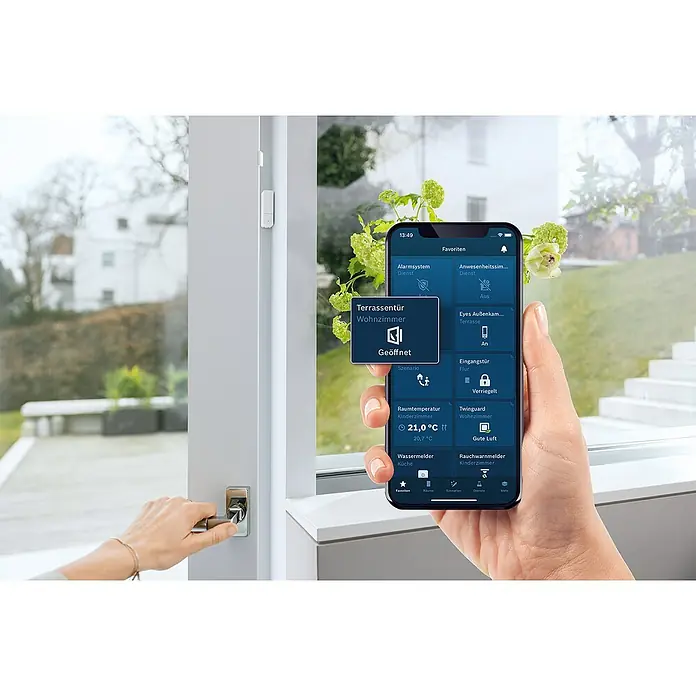 Bosch Smart Home Funk-Fensterkontakt II [+M] Matter - Weiß, Batteriebetrieben, 23 x 22 x 75 mm, 3 Stk. - Smart Home-System mit Fokus auf Türsicherheit, gesteuert über eine App, die den Status der Terrassentür anzeigt.