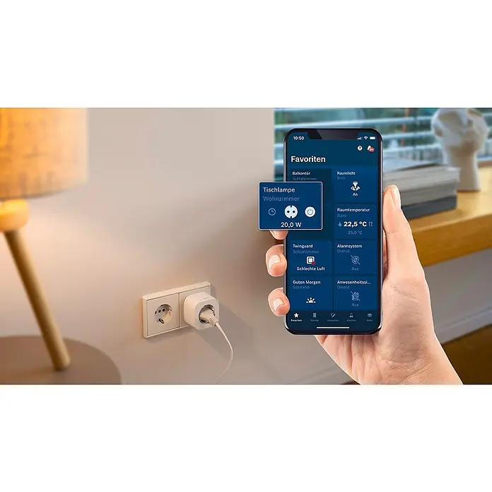 Bosch Smart Home Smart-Steckdose Kompakt [+M] Matter - Innen, IP20, Weiß, 3.680 W, 1 Stk. - Smart Home-Steuerung: Ein Smartphone zeigt eine App zur Steuerung einer Tischlampe über einen smarten Stecker in einer Steckdose.