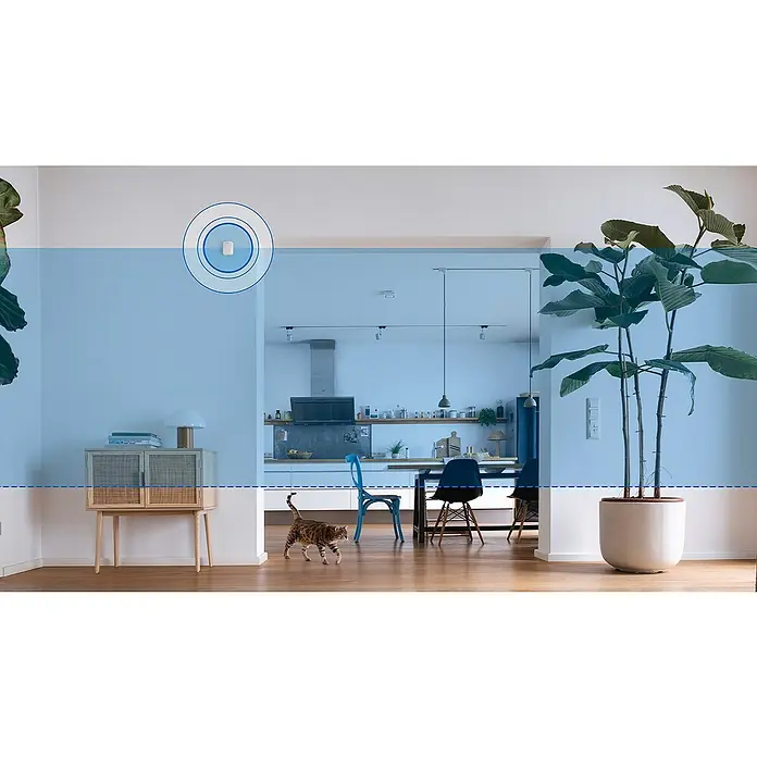Bosch Smart Home Bewegungsmelder II [+M] Matter - weiß - Innenaufnahme eines Hauses mit einer smarten Wandsteckdose und einem Sensor zur Steuerung von Licht und Temperatur.