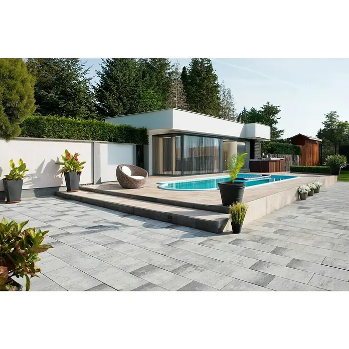 EHL Terrassenplatte Protect Light - 60 x 30 x 4 cm, Sand Nuanc, Beton - Einladende Außenanlage mit grauem Steinpflaster, Pool und moderner Architektur. Ideal für entspannte Stunden im Freien.