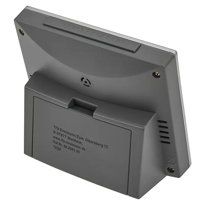 TFA Dostmann Funkwecker 60.2561.55 - Digitales Display, Batteriebetrieben, Silber, 9,9 x 4,2 x 9 cm - Rückansicht einer TFA Dostmann Wetterstation mit Informationen zu Modell, Hersteller und Stromversorgung.
