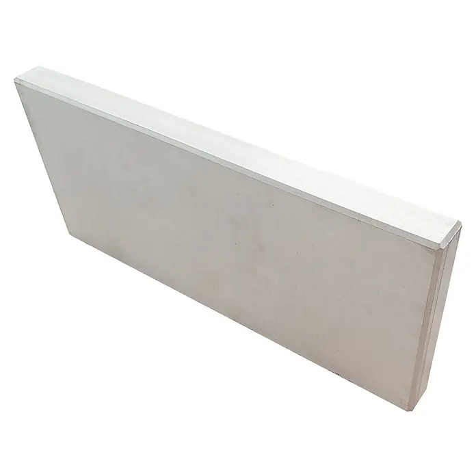 EHL Randstein - 100 x 12 x 40 cm, Grau, Beton - Eine Nahaufnahme eines Isolierpaneels, das für Bauprojekte verwendet wird. Seine glatte, weiße Oberfläche deutet auf hochwertige Verarbeitung hin.