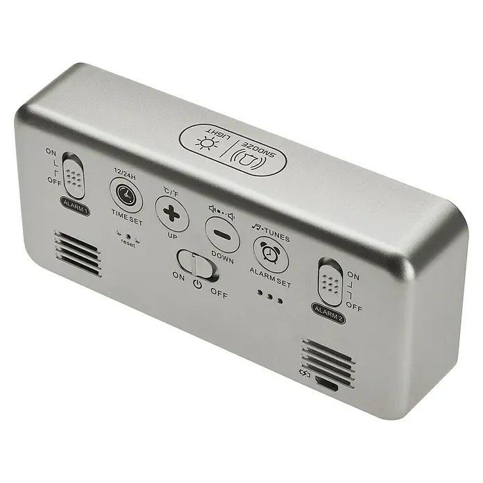 TFA Dostmann Quarzwecker 60.2032.54 - Digitales Display, Akkubetrieben, Silber, 14,5 x 3,2 x 6,5 cm - Nahaufnahme einer silbernen Digitaluhr mit verschiedenen Knöpfen, darunter Alarm-, Snooze- und Lautstärkeregler.