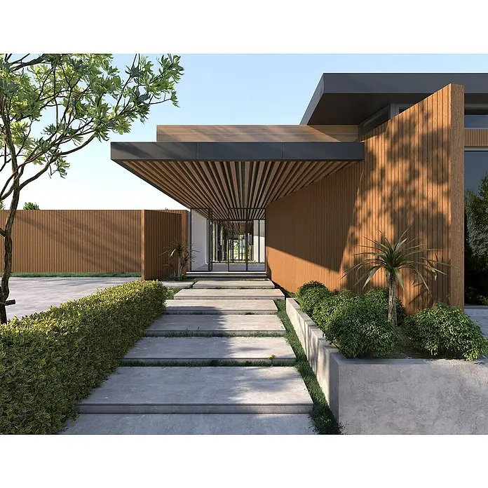b!design Wandpaneel WPC Outdoor - Teak, Holz, 300 cm x 17,5 cm x 2,1 mm - Das moderne Hausdesign mit Holzfassade und Betonweg harmoniert perfekt mit der grünen Umgebung. Die Architektur strahlt Eleganz und Natürlichkeit aus.