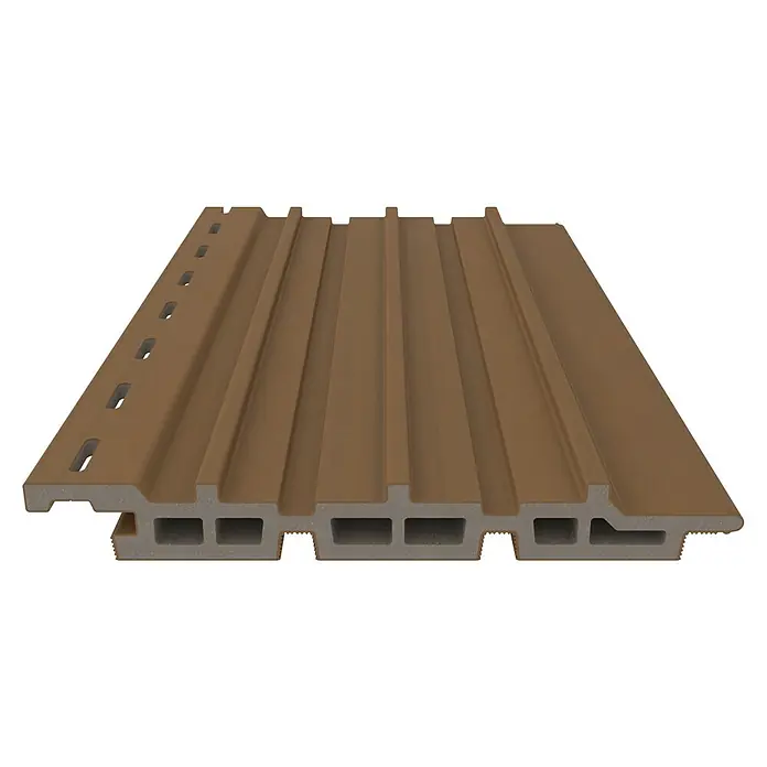 b!design Wandpaneel WPC Outdoor - Teak, Holz, 300 cm x 17,5 cm x 2,1 mm - Detailaufnahme einer braunen Fassadenverkleidung aus Verbundmaterial, die ein modernes und langlebiges Design zeigt.