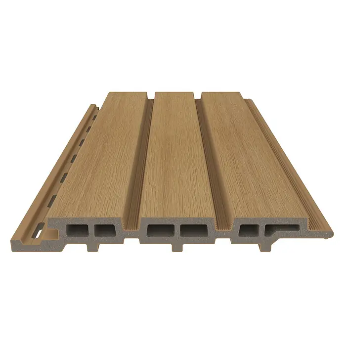 b!design Wandpaneel Outdoor - Eiche, WPC, 300 cm x 17,5 cm x 2,1 mm - Nahaufnahme eines Terrassendielenprofils aus Verbundwerkstoff in einem warmen Holzton, das die Hohlkammerstruktur und die Nut-Feder-Verbindung zeigt.