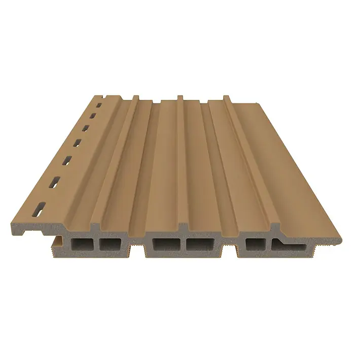 b!design Wandpaneel Outdoor - Eiche, WPC, 300 cm x 17,5 cm x 2,1 mm - Nahaufnahme einer braunen WPC-Fassadenverkleidung mit Nut- und Federprofil und Befestigungslöchern. Ideal für moderne und langlebige Fassaden.