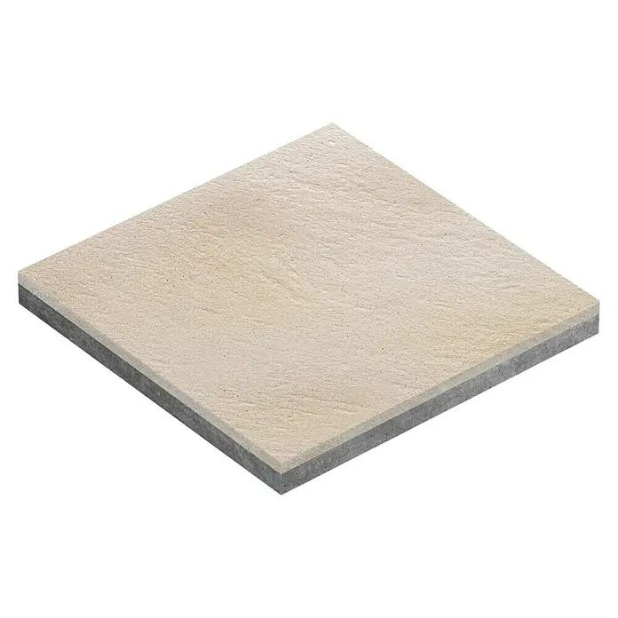 EHL Terrassenplatte Mesafino - 40 x 40 x 4 cm, Beige, Beton - Nahaufnahme eines einzelnen Pflastersteins mit einer hellen, sandfarbenen Oberfläche und einer robusten grauen Basis.
