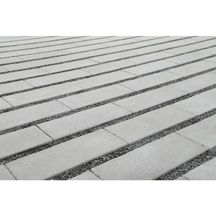 EHL Pflasterstein Cortona-Drän-Flair - 30 x 15 x 8 cm, Grau, Beton - Detailaufnahme einer Bodenfläche mit hellgrauen Betonpflastersteinen und Kiesstreifen, die ein modernes und minimalistisches Design präsentieren.