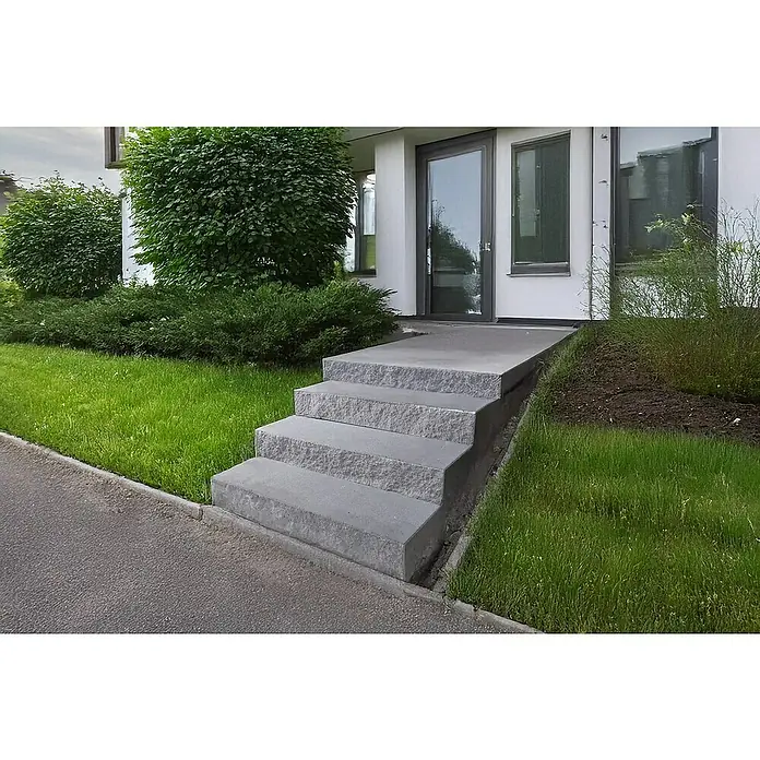 EHL Blockstufe - 100 x 35 x 15 cm, Anthrazit, Beton - Betontreppen führen zu einem modernen Haus mit üppigem Grün, das die architektonische Ästhetik unterstreicht und einen einladenden Eingang schafft.
