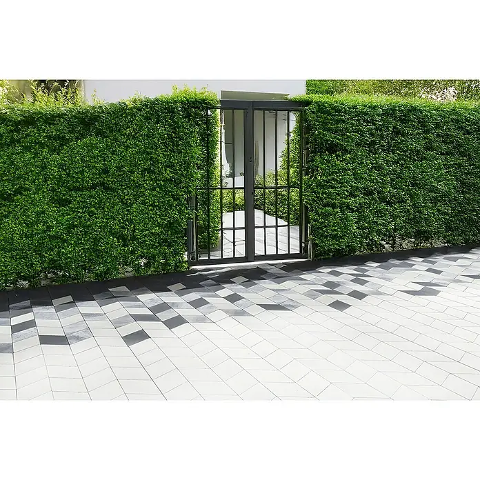 EHL Pflasterstein Plativo - 33,5 x 20 x 8 cm, Weiß-Antrazit, Beton - Gartentor mit üppiger Hecke und modernem Pflasterweg.