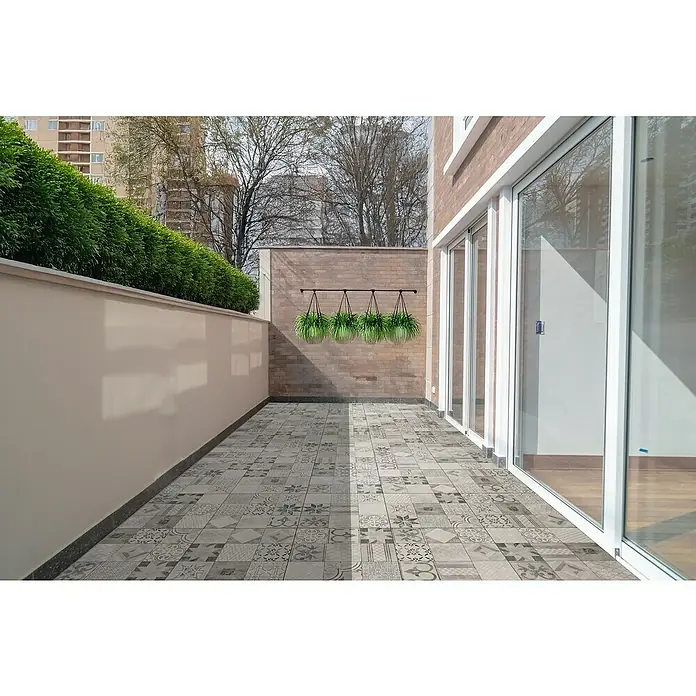 EHL Terrassenplatte Mosaik - 60 x 60 x 4 cm, Grau, Beton - Die Terrasse ist mit verzierten Fliesen und einer grünen Hecke verziert. Hängepflanzen beleben die Backsteinmauer zusätzlich.