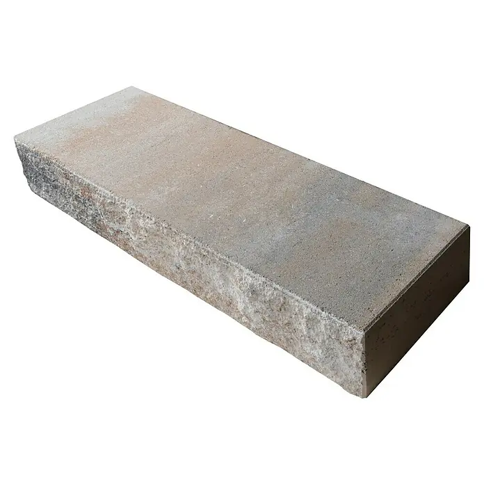 EHL Blockstufe - 100 x 35 x 15 cm, Muschelkalk, Beton - Nahaufnahme eines einzelnen Pflastersteins mit rauer Textur und einer natürlich wirkenden Farbgebung. Ideal für Gartenwege und Terrassen.