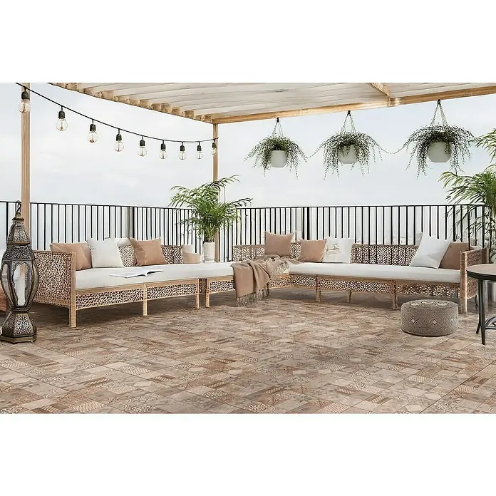 EHL Terrassenplatte Mosaik - 60 x 60 x 4 cm, Braun-Beige, Beton - Bild einer Outdoor-Lounge mit Rattansofas, Zierkissen und einer dekorativen Stehlampe auf einem gemusterten Fliesenboden.