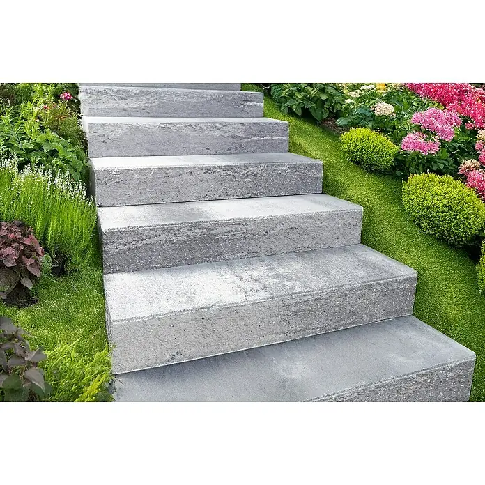 EHL Blockstufe - 50 x 35 x 15 cm, Weiß-Anthrazit, Beton - Diese Aufnahme zeigt eine elegante Steintreppe, die von üppigem Grün und blühenden Pflanzen gesäumt ist, und bietet einen malerischen Außenbereich.