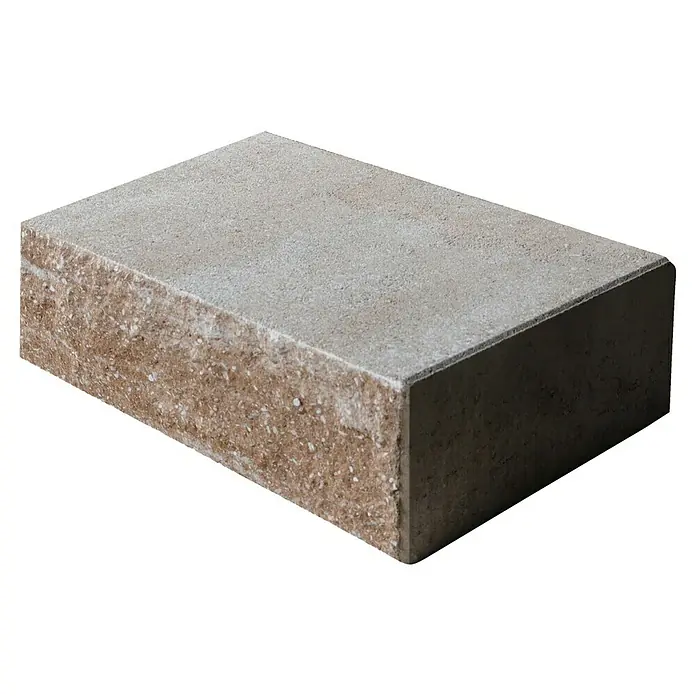 EHL Blockstufe - 50 x 35 x 15 cm, Macchiato, Beton - Nahaufnahme eines einzelnen Pflastersteins in Grau- und Brauntönen, der eine rustikale Textur und robuste Bauweise aufweist.