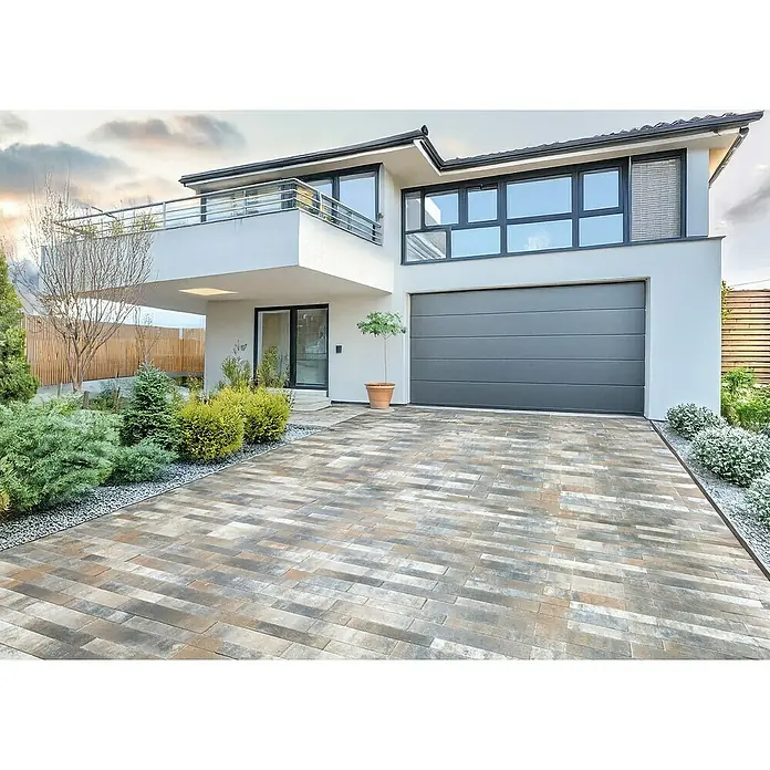 EHL Pflasterstein Tala Kombi - 125 x 83 x 8 cm, Muschelkalk, Beton, Gesamtstückzahl: 18 Stk. - Modernes Haus mit grauer Garage und gepflasterter Auffahrt, umgeben von gepflegten Büschen und Bäumen, die ein einladendes Ambiente schaffen.