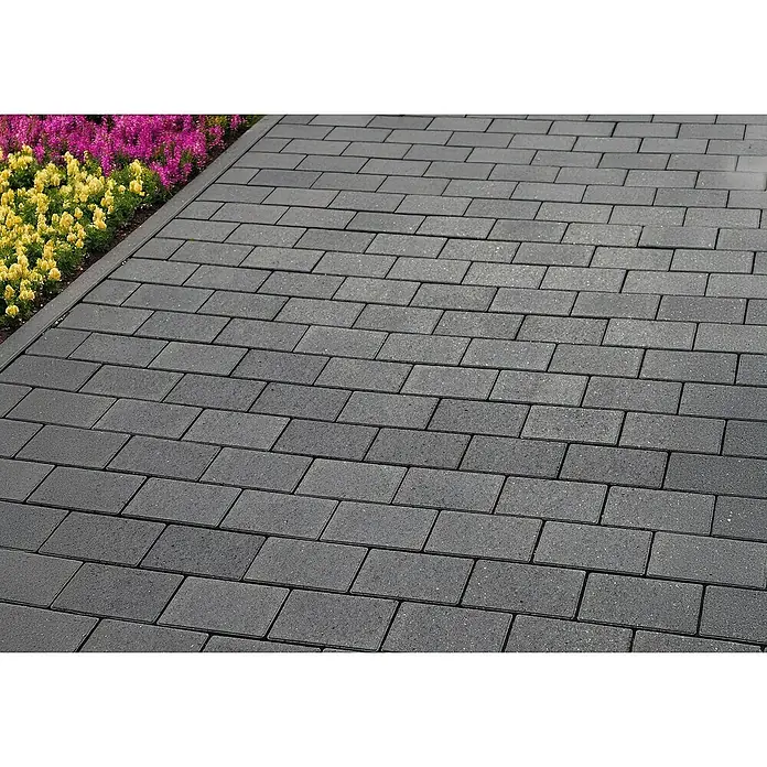 EHL Pflasterstein Ansina Slim - 18 x 12 x 5 cm, Anthrazit, Beton - Nahaufnahme von Pflastersteinen in einem Gartenweg, die eine robuste und ansprechende Oberfläche für den Außenbereich bieten.