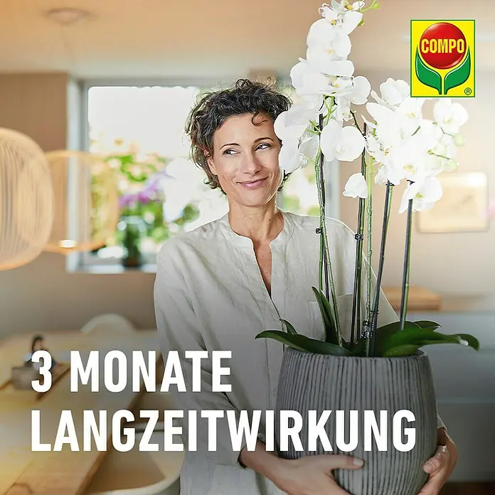 Compo Orchideendünger Orchideen - 20 Stk. - Frau hält Orchidee mit COMPO Langzeitwirkung.