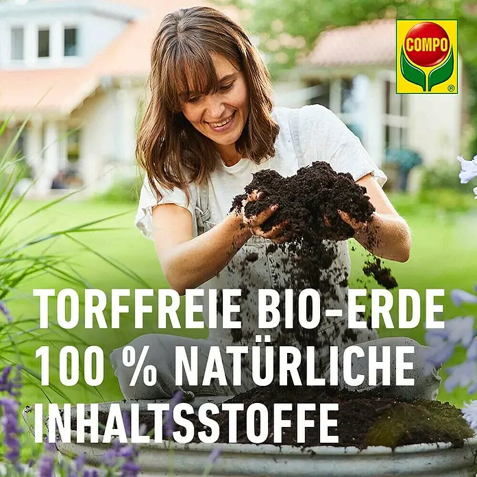 Compo Bio Blumenerde - 40 l - Eine strahlende Frau präsentiert COMPO Torffreie Bio-Erde, die aus 100% natürlichen Inhaltsstoffen besteht, ideal für nachhaltiges Gärtnern.