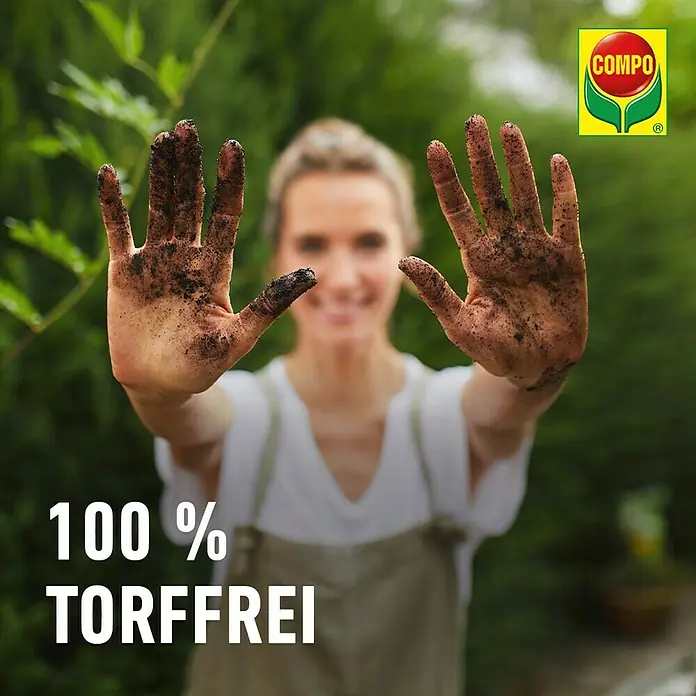 Compo Blumenerde - 70 l - COMPO-Erde: Eine Frau zeigt ihre schmutzigen Hände als Zeichen für 100 % torffreie Erde, natürlich und umweltfreundlich.