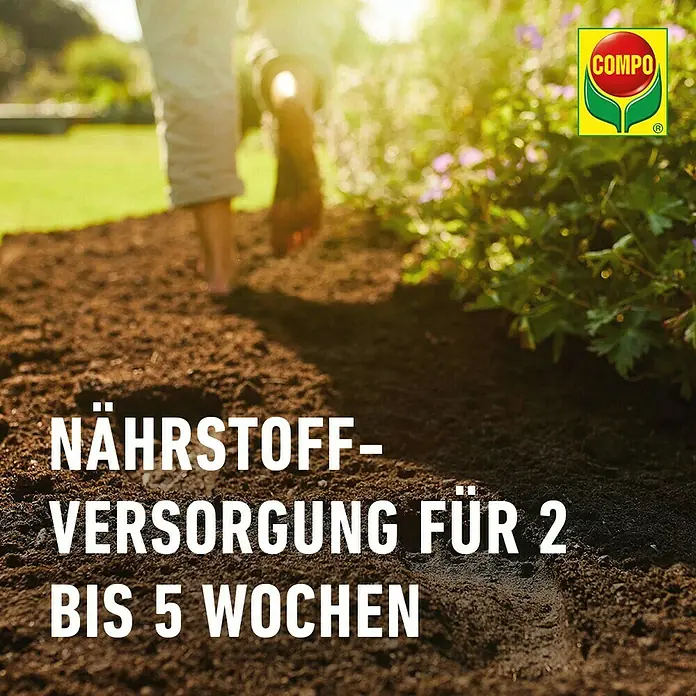 Compo Blumenerde - 50 l - COMPO bietet Nährstoffversorgung für 2 bis 5 Wochen, für gesunde Pflanzen und üppige Gärten, dargestellt vor einem Gartenhintergrund.