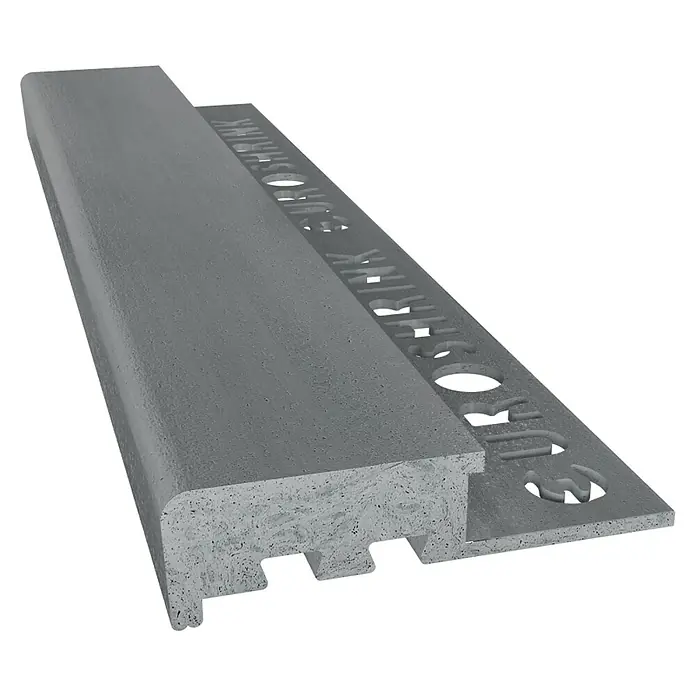 Perfil para baldosas PVC - Plástico, Gris, 2.500 x 12 mm - Vista del producto de un perfil de borde de escalera de madera gris, duradero y elegante. Perfecto para añadir un toque de elegancia a cualquier hueco de escalera.