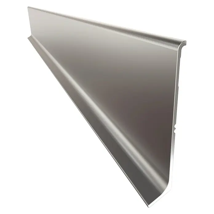 Rodapié - Plata - Primer plano de un perfil de zócalo brillante de color plateado.