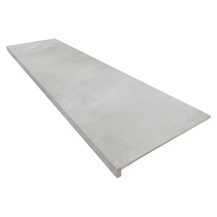 Peldaño Madox - L x An: 120 x 33 cm, Gris, Gres porcelánico - Detalle de un peldaño de escalera de hormigón claro, ideal para espacios interiores y exteriores modernos que buscan una solución de escalera robusta y elegante.