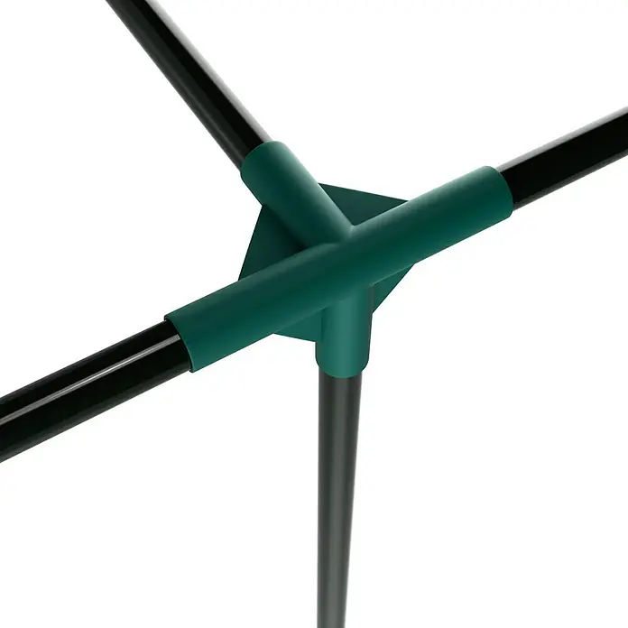 Vitavia Hochbeet-Abdeckung 858 Plus - 238 x 78 x 95 cm, Farbe: Transparent - Detailaufnahme einer grünen Eckverbindung, die schwarze Metallrohre eines Produktes stabilisiert.