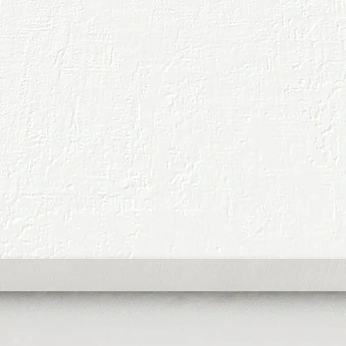 DryTile Wandfliese Palazzo Strukturiert Plast - 30 x 60 cm, Weiß, Matt - Ein schlichtes, neutrales Hintergrundbild mit einer weißen Wand und einer Ablagefläche, ideal für Produktpräsentationen.