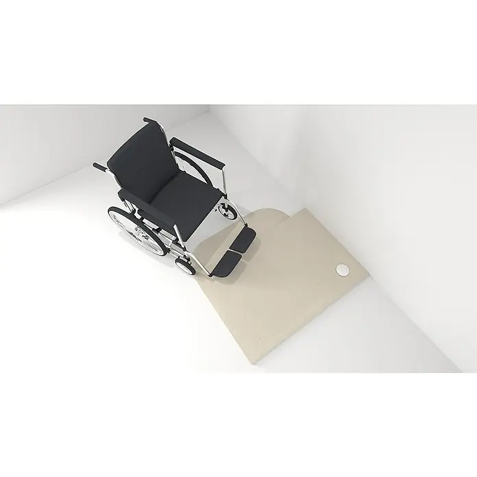 Dusch-Rampe Velto - L x B x H: 104 x 26 x 3,5 cm, Cashmere Stone - Blick von oben auf einen Rollstuhl, der auf einer ebenen, begehbaren Duschfläche in einem Badezimmer steht. Barrierefreiheit im Badezimmer.