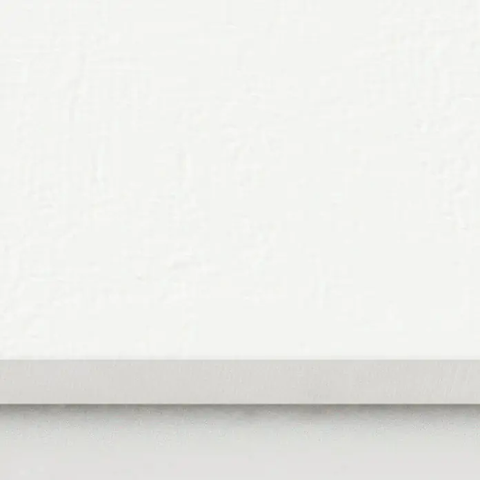 DryTile Wandfliese Palazzo Strukturiert Plast - 30 x 60 cm, Weiß, Glänzend - Helle Oberfläche und Wand bilden einen neutralen Hintergrund, ideal für die Produktpräsentation mit vielseitigen Anwendungsmöglichkeiten.