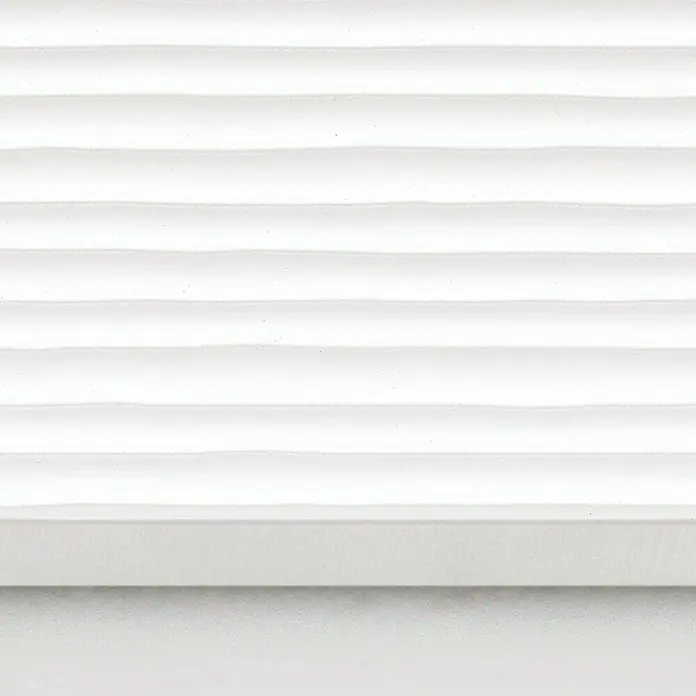 DryTile Wandfliese Palazzo Strukturiert Linie - 30 x 60 cm, Weiß, Matt - Nahaufnahme einer weißen, geriffelten Wandpaneele mit dezenter Textur. Perfekt für moderne Raumgestaltung und stilvolle Akzente.