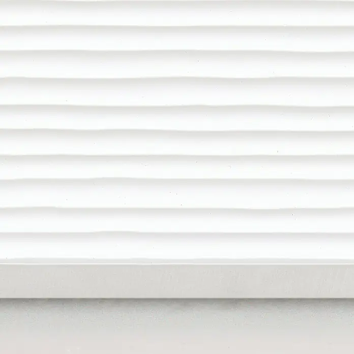 DryTile Wandfliese Palazzo Strukturiert Linie - 30 x 60 cm, Weiß, Glänzend - Nahaufnahme eines weißen, geriffelten Paneels, das ein modernes und minimalistisches Design für Innenräume zeigt.