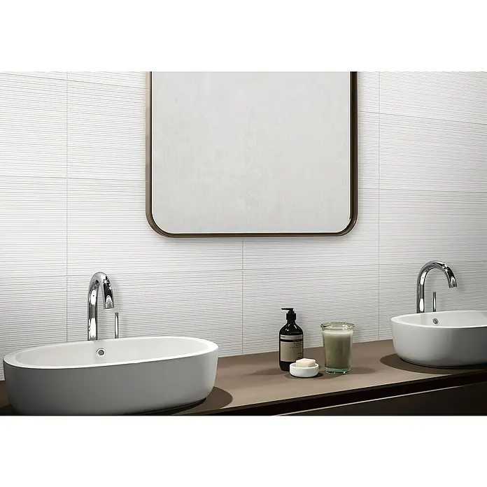 DryTile Wandfliese Palazzo Strukturiert Rille - 30 x 60 cm, Weiß, Matt - Elegantes Badezimmer mit zwei Waschbecken und einem Spiegel. Die weißen Wandfliesen mit horizontalem Muster verleihen dem Raum eine moderne Note.