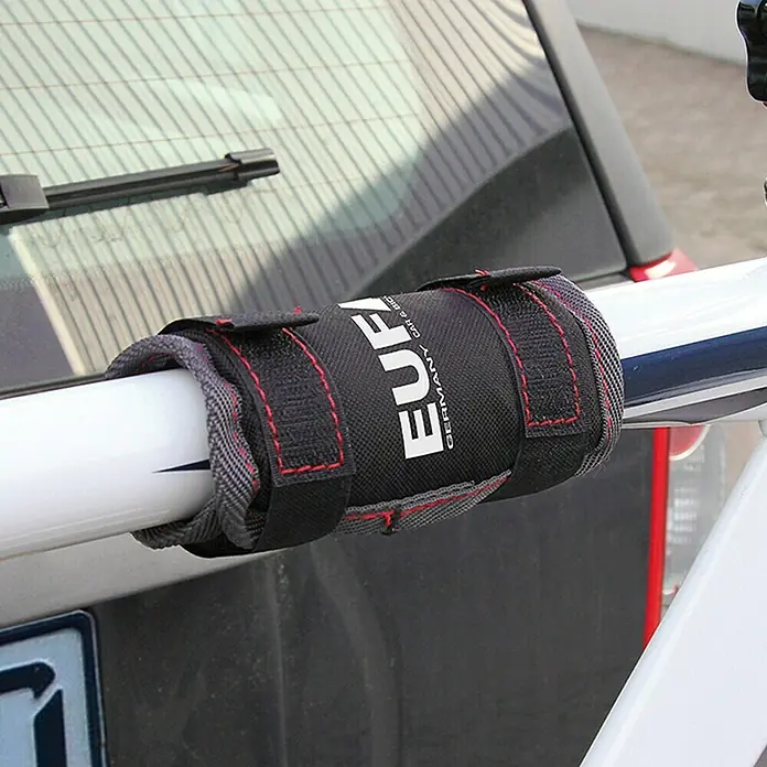 Eufab Fahrrad-Transportschutz - 6 Stk. - Nahaufnahme einer Eufab Fahrradträger-Polsterung, die an einem Fahrradrahmen an einem Auto befestigt ist, mit roter Naht und schwarzem Gurtband.