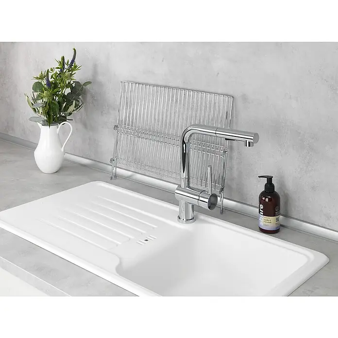 Wenko Abtropfgestell - L x B x H: 38 x 38 x 22 cm, Metall, Silber - Diese Nahaufnahme zeigt eine Spüle mit einem verchromten Wasserhahn, einem Abtropfgestell und einer Vase mit Blumen, die ein modernes Küchendesign hervorheben.