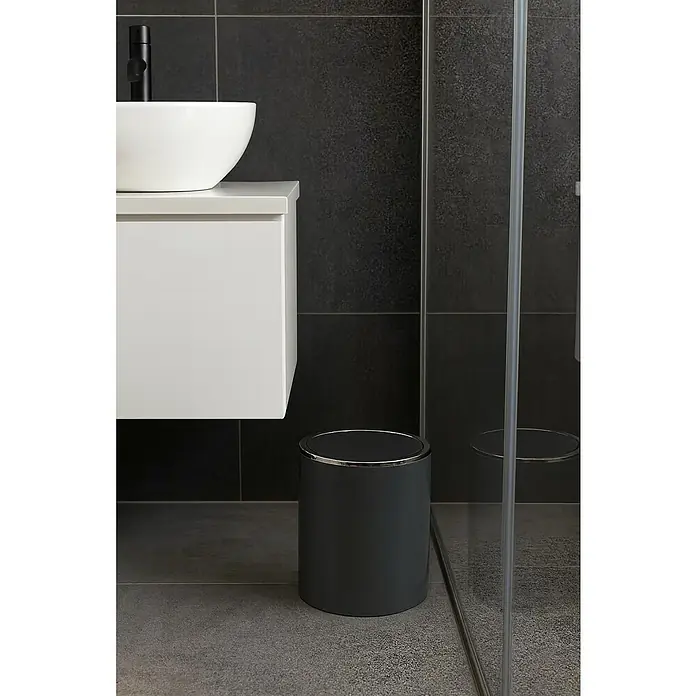 MSV Cubo de basura de baño Kamaka - 6 l, Plástico, Gris oscuro - Primer plano de un cubo de basura gris en el baño junto a un mueble de lavabo blanco y una ducha de cristal.