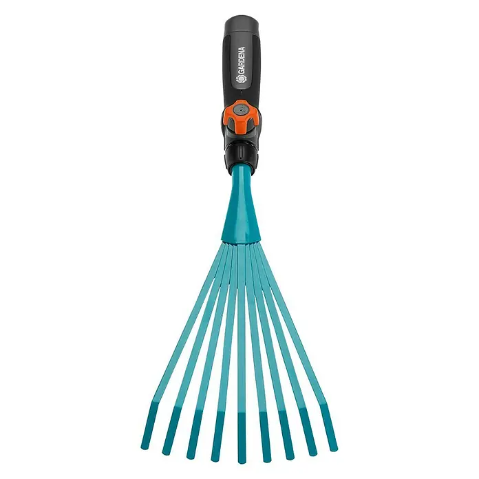 Gardena Combisystem Kleinbesen - Arbeitsbreite: 12 cm, Edelstahl - Abbildung eines blauen GARDENA Fächerbesens mit einem schwarzen Griff und einem orangefarbenen Drehknopf, der für die Gartenarbeit verwendet wird.