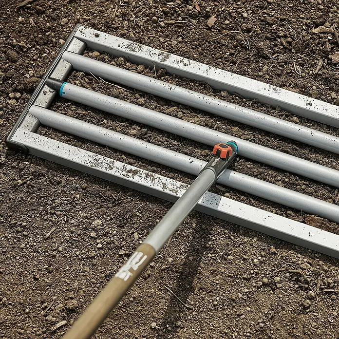 Gardena Combisystem Rasenrakel - 76 cm, Stahl - Gartengerät zum Einebnen von Bodenoberflächen. Die Metallkonstruktion ist robust und langlebig.