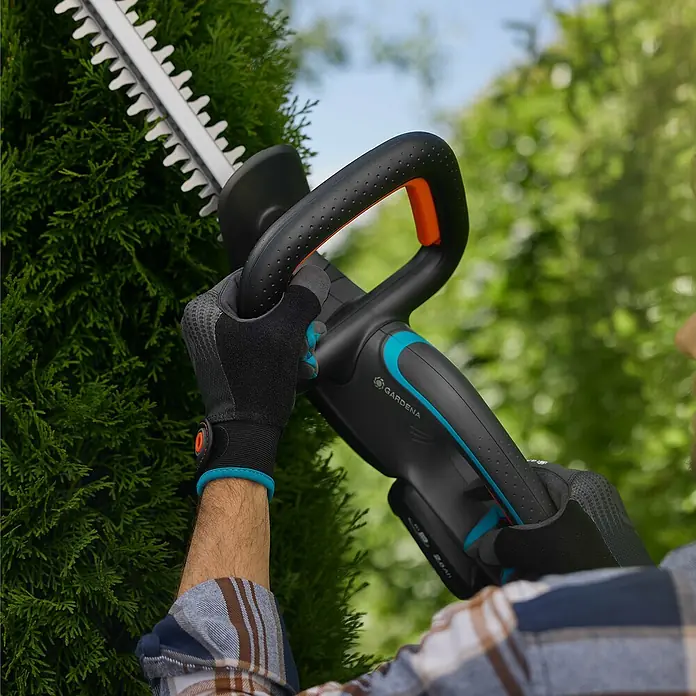 Gardena Power for All 18V Akku-Heckenschere EasyCut 55/18V - 18 V, Li-Ionen, Ohne Akku, Schnittlänge: 55 cm - Akku-Heckenschere von Gardena im Einsatz, ideal für präzise Formschnitte und müheloses Trimmen von Hecken und Sträuchern im Garten.