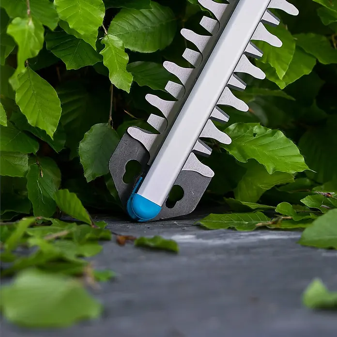 Gardena Power for All 18V Akku-Heckenschere EasyCut 45/18V - 18 V, Li-Ionen, Ohne Akku, Schnittlänge: 45 cm - Nahaufnahme einer Heckenschere mit scharfen Klingen, die für präzise Gartenarbeit verwendet wird. Das Werkzeug sorgt für einen sauberen Schnitt.